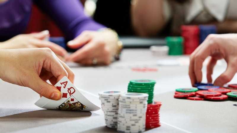 Hướng dẫn chơi poker với 4 vòng: Fre-Flop, Flop, Turn, River.